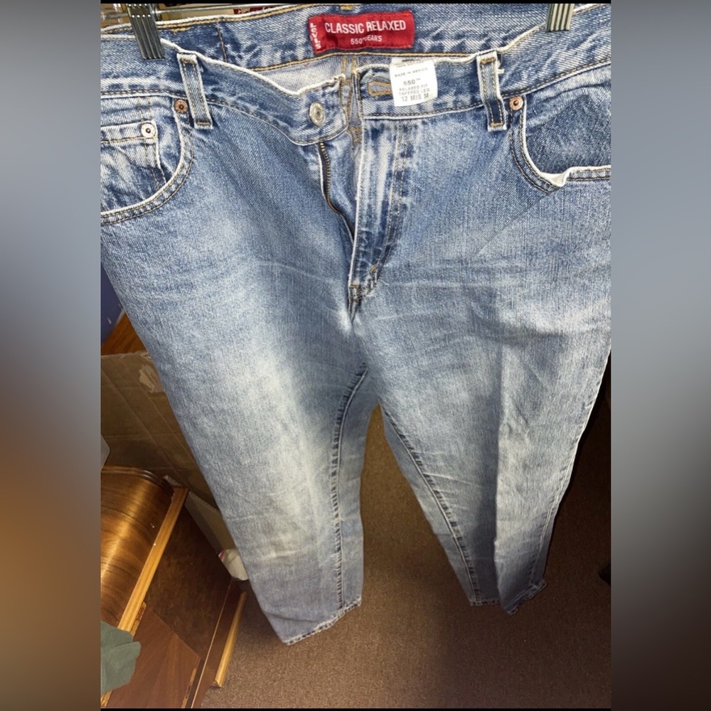 Levi Strauss 550 Classic Relaxed Medium Wash Denim Jeans Women’s 12M (32” Waist)